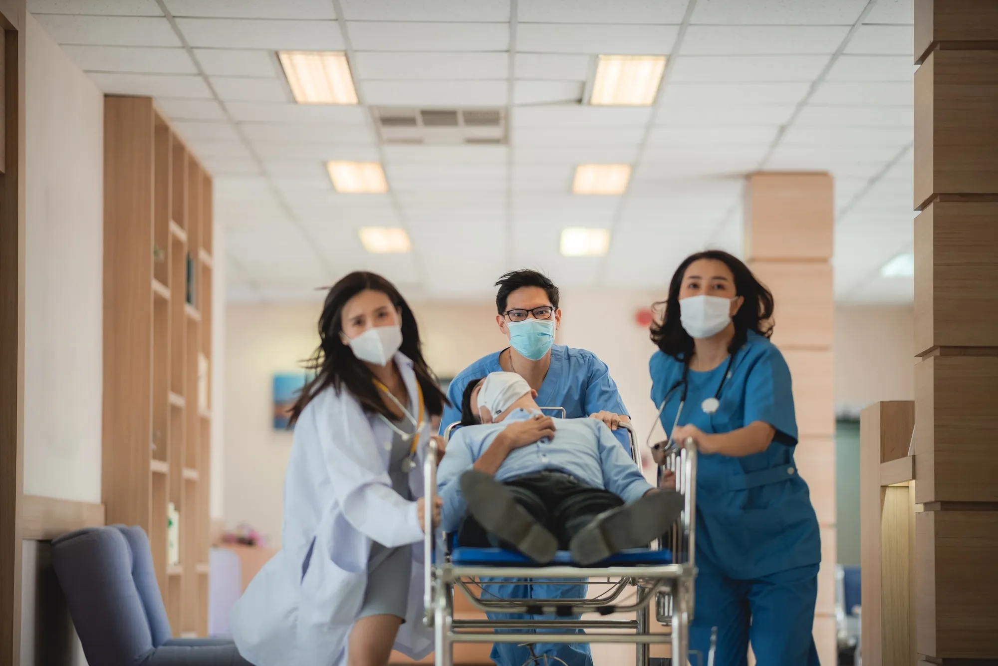 emergency-patient-professional-doctor-working-for-help-emergency-patient-at-hospital-health-care